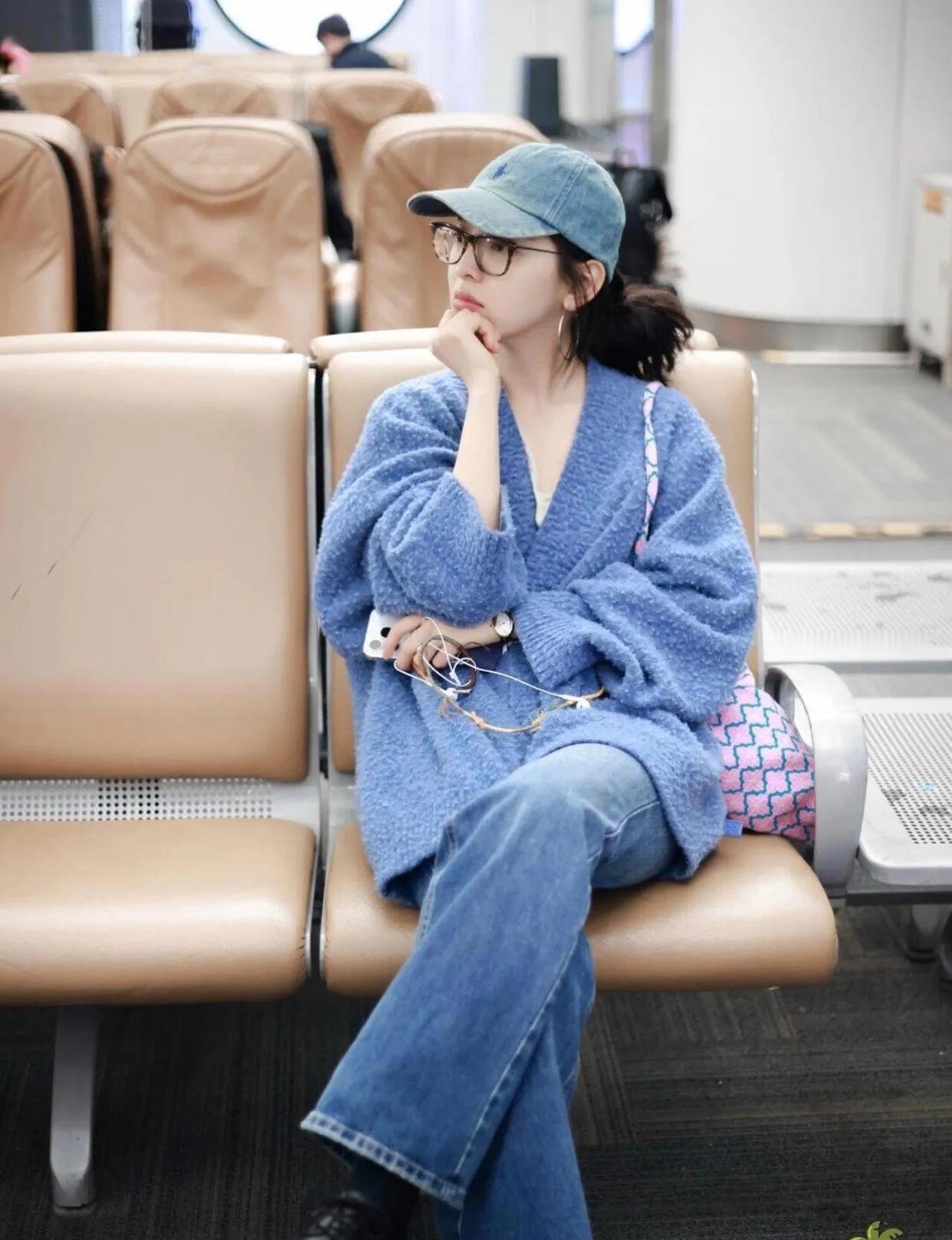章若楠这一身机场look也太有松弛感了吧！💙
 
蓝色毛绒针织开衫软糯又慵懒，