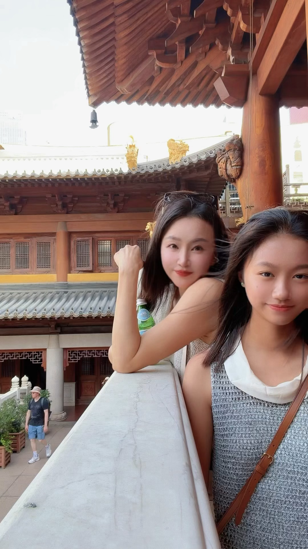 最爱礼佛小妹 今打卡静安寺….我问她去不去dianey 她反问我“你不觉得热嘛？