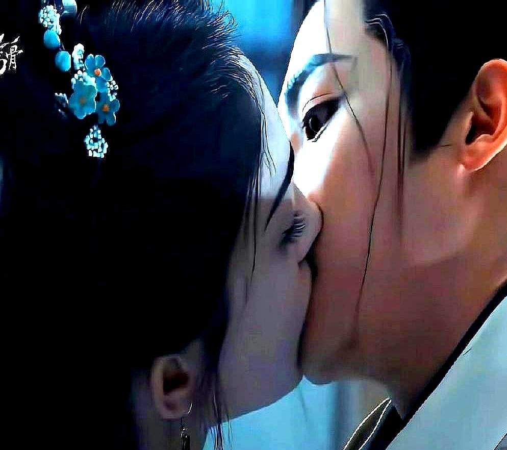 失忆状元被茶王闺女捡回去当马夫，白天挨骂晚上被亲，11次。
 
央视没骂，官媒倒