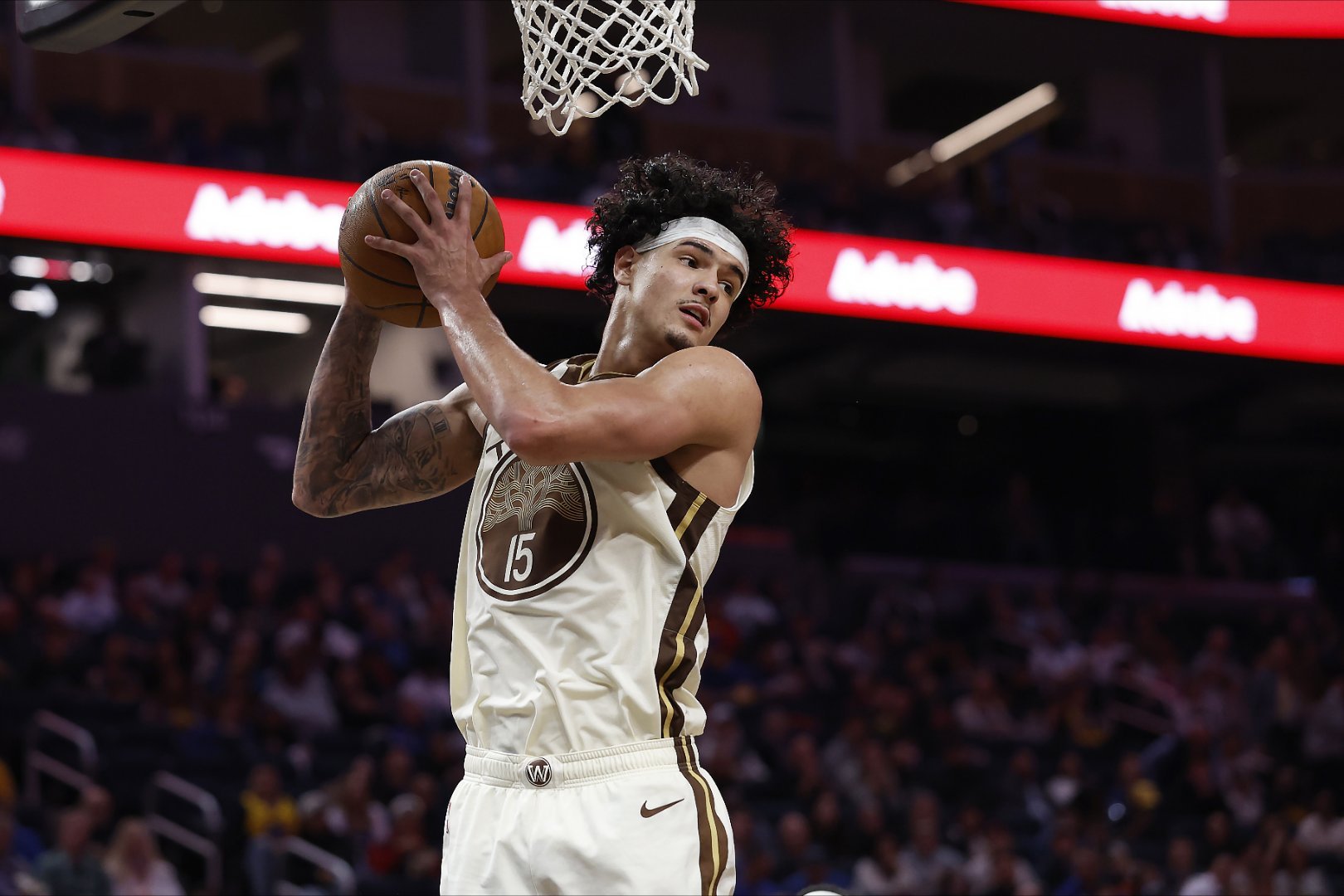 桑托斯过去5场场均18.2分6.8板4.8助1.4抢断，命中率43.6%，场均出