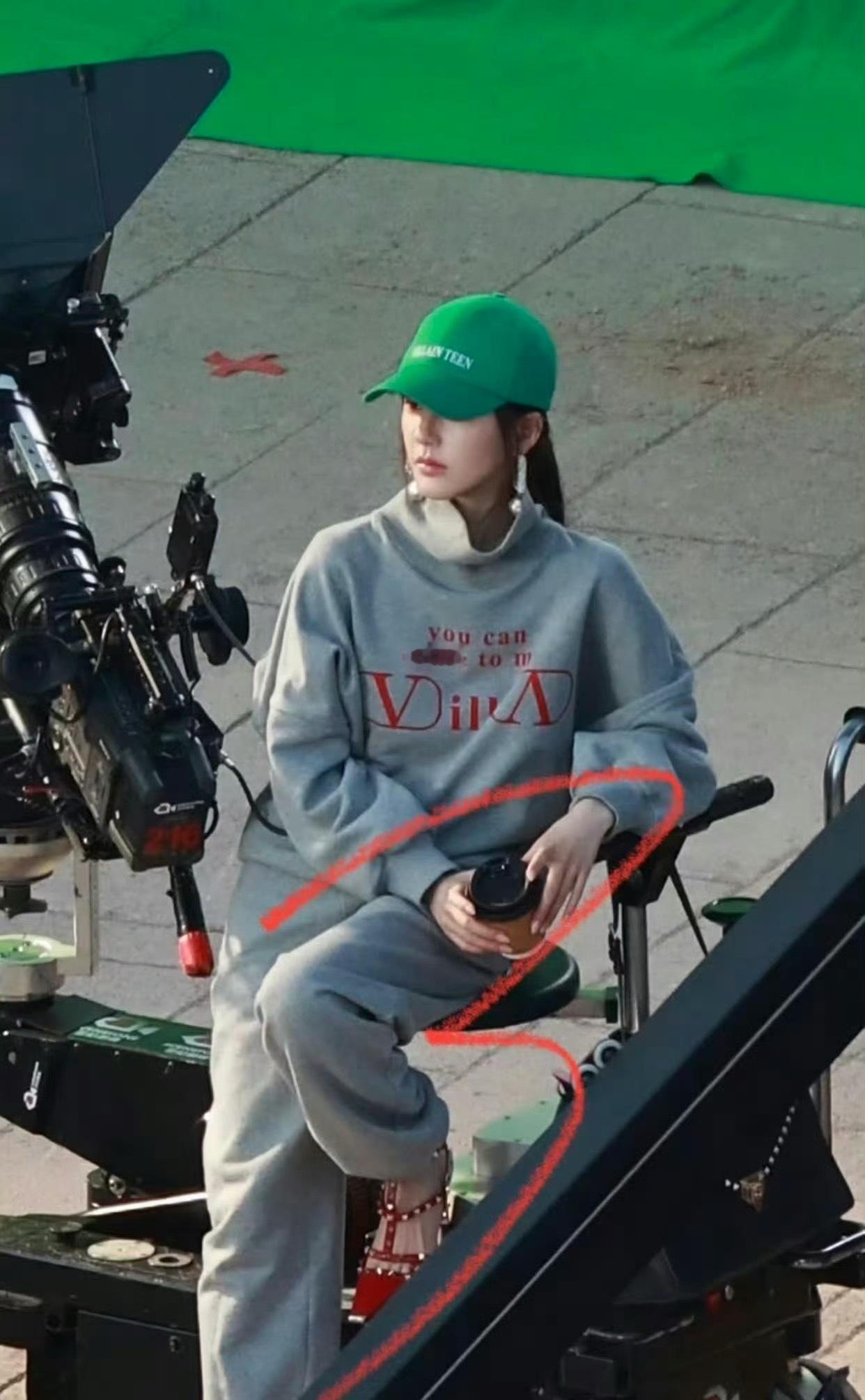 露丝真的很会维稳，宝格丽到期把粉丝反复折磨，赶紧放华伦天奴路透出来维护 ​​​