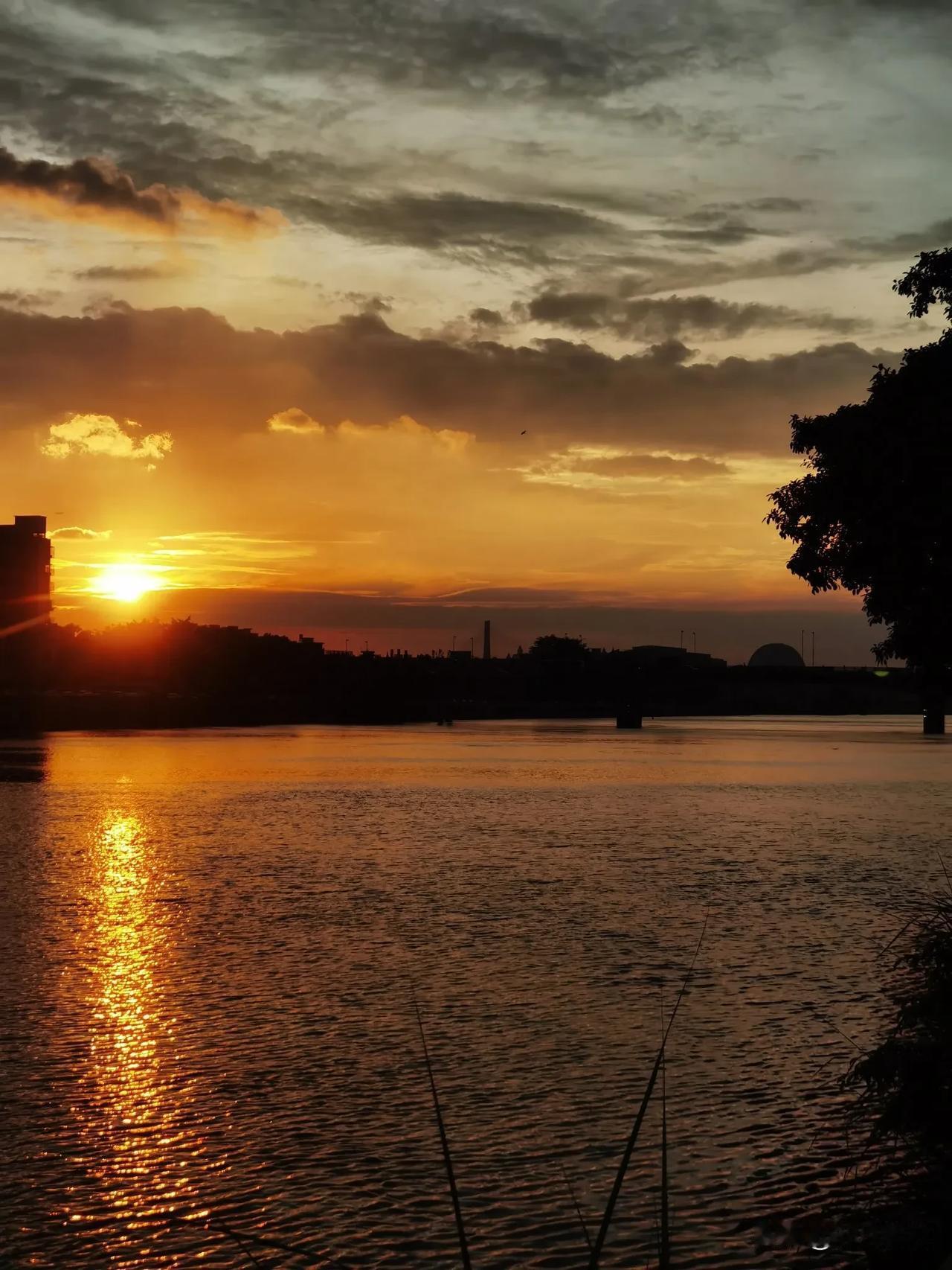 我拍到的落日瞬间一道残阳铺水中，半江瑟瑟半江红，夕阳无限好，只是近黄昏[比心]