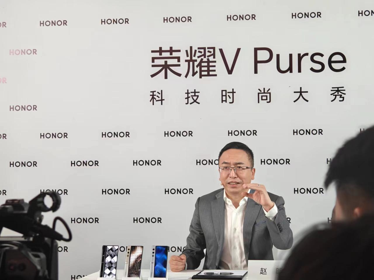 荣耀折叠屏手机V Purse轻薄程度惊人！赵明称对华为成就由衷祝贺！近日，荣耀在