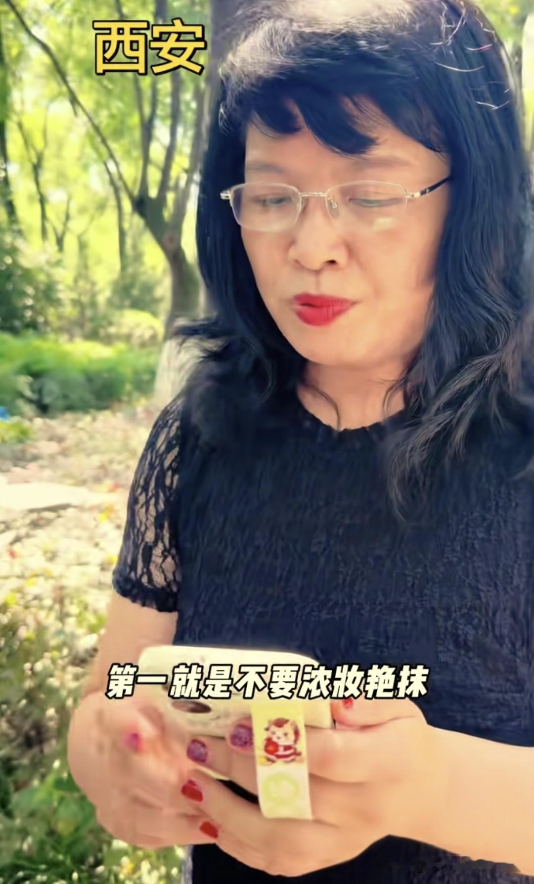 在西安一个相亲角，一位母亲在给儿子找媳妇。

有人问她，你对未来的儿媳妇有什么要
