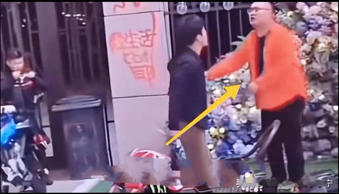 橙衣眼镜男才是真正的“始作俑者”！！！
   最初，“小Su”刚提的小米Su7，