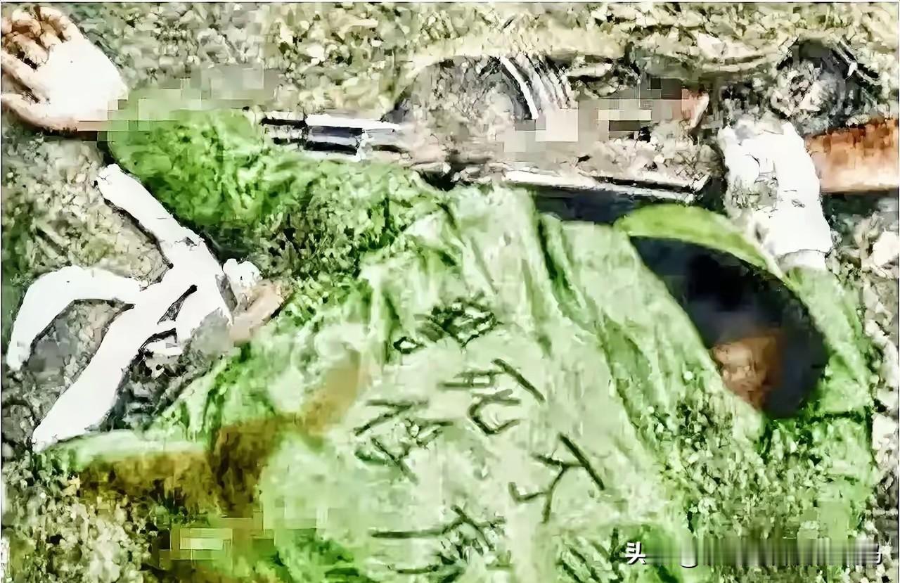 他穿着军装趴在地上，背后写着“誓死不当俘虏”六个大字。字是用红笔写的，一笔一划很