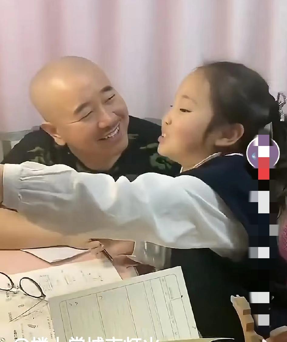父女情深，王小利有多爱这个小女儿一眼就看出来。你看他瞅小女儿的眼神都是宠溺，是啊