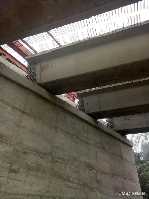 本层净跨大于8m的梁、板构件，在对应部位同条件养护混凝土试块抗压强度未达到设计强