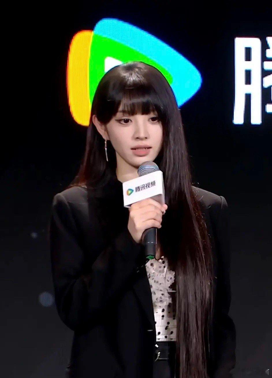 田曦薇这是把刘海焊在头上了吧，不管什么风格都会因为刘海出戏 ​​​