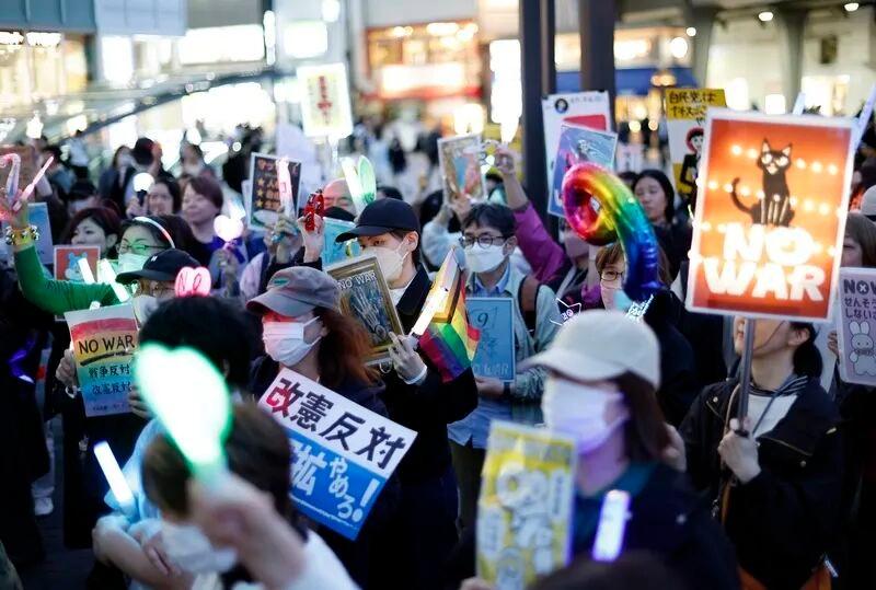 据媒体4月24日报道，最近，日本不顾全世界反对，把实行了60年的杀伤性武器出口禁