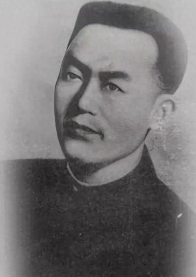 1938年春，赣东北磨盘山，红军游击队政委杨文翰拔出枪，顶住了老首长关英的脑袋。
