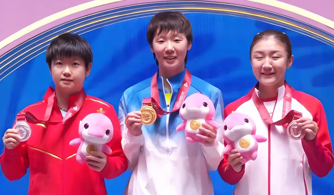 全运会乒乓球项目女单决赛后，冠军王曼昱，亚军孙颖莎一起出席新闻发布会。
王曼昱说