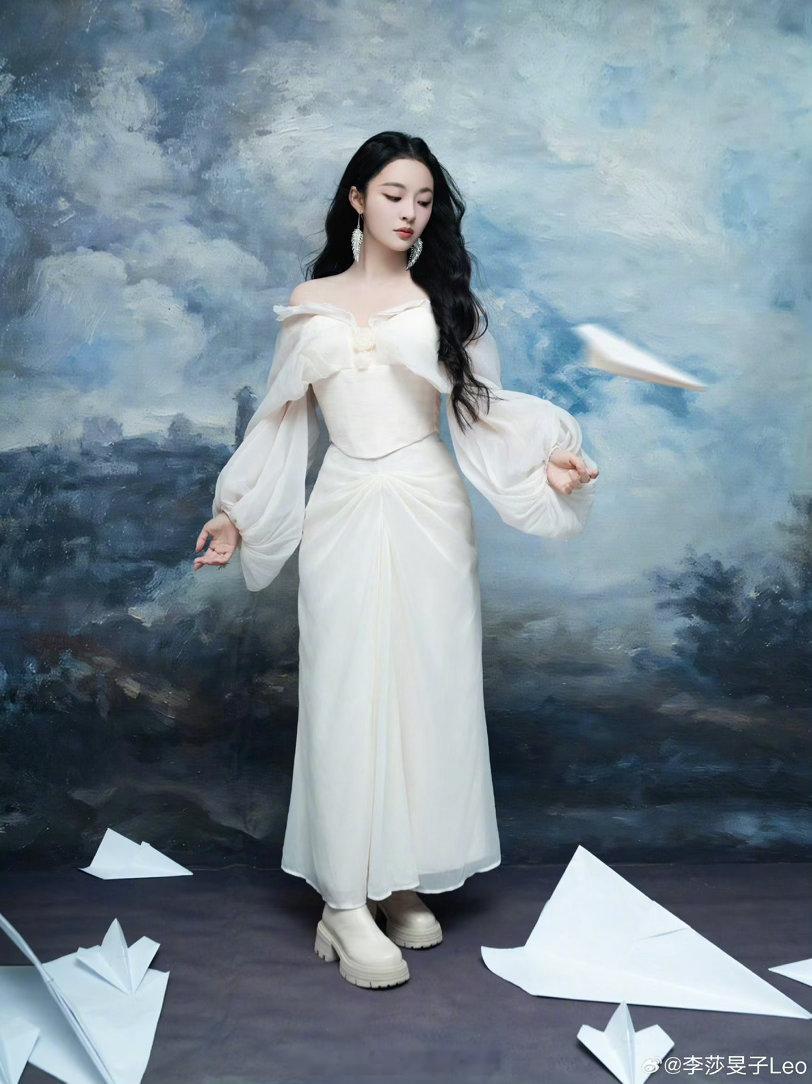 李莎旻子成为歌手居然已经十年了横跨主持与歌手双重身份，十年岁月持续输出原创音乐，