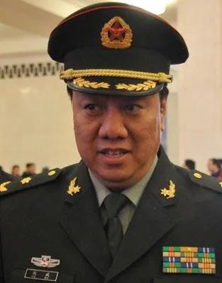 文职将军何以比得过航天英雄

在我国文艺界，有一些被称作“文职将军”的人，这是对