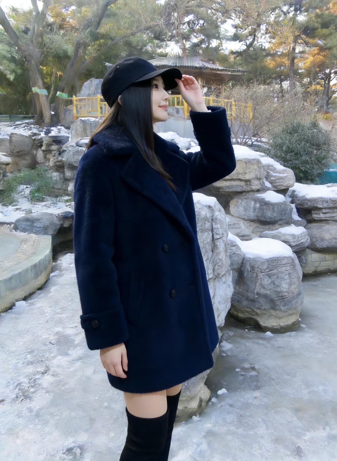 蓝裘遮寒步转轻，冰面印履记冬行。
风吹帽角绒微颤，笑里温潮化雪晴。