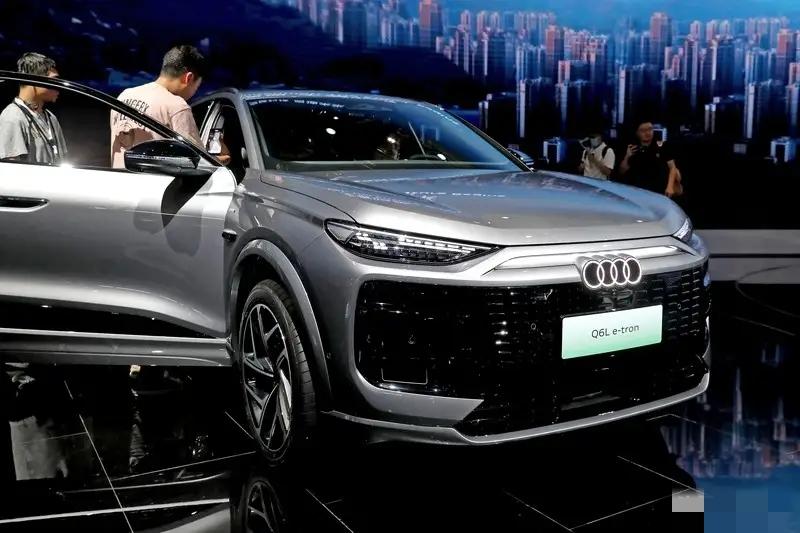 有钱人真多，都去买奥迪车辆啦，这让一汽奥迪车主突破千万。

奥迪汽车可不便宜，可