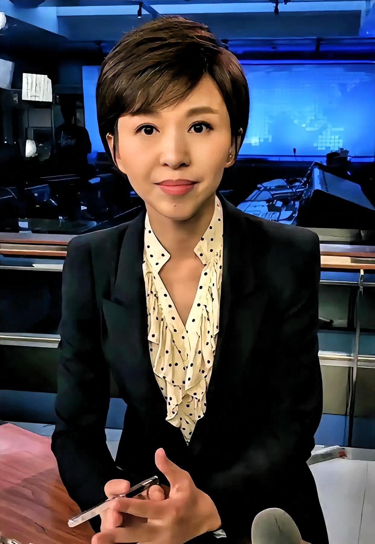欧阳夏丹47岁不结婚，全网替她急。可她从央视一姐的位置往下看，能平视她的男人还剩