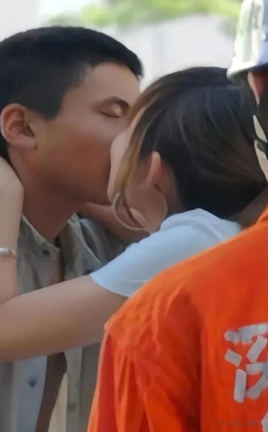 广东深圳，一年轻男子试图跳桥自杀，过路市民劝说无效，此时一个女子勇敢说了一句话，