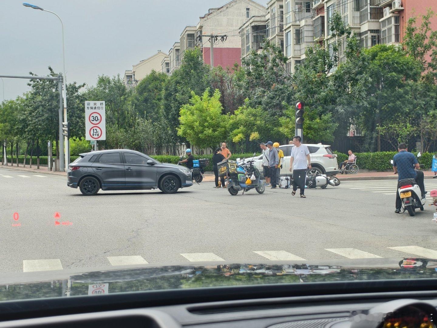 外卖小哥赶时间送餐，私家车主有可能稍不留神，这一撞，活儿耽误了，车撞坏了，人也受