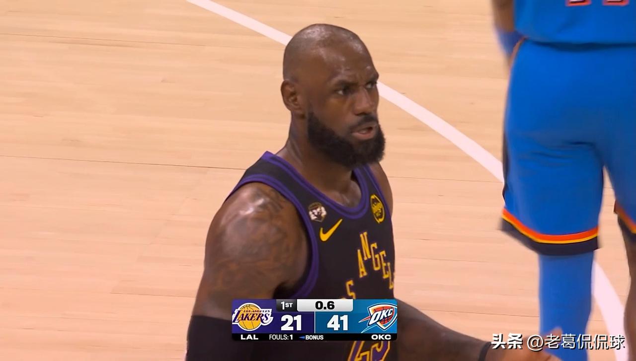 湖人真是太丢人现眼了！在今天湖人客场挑战雷霆的焦点战中，目前双方的首节比赛已经结