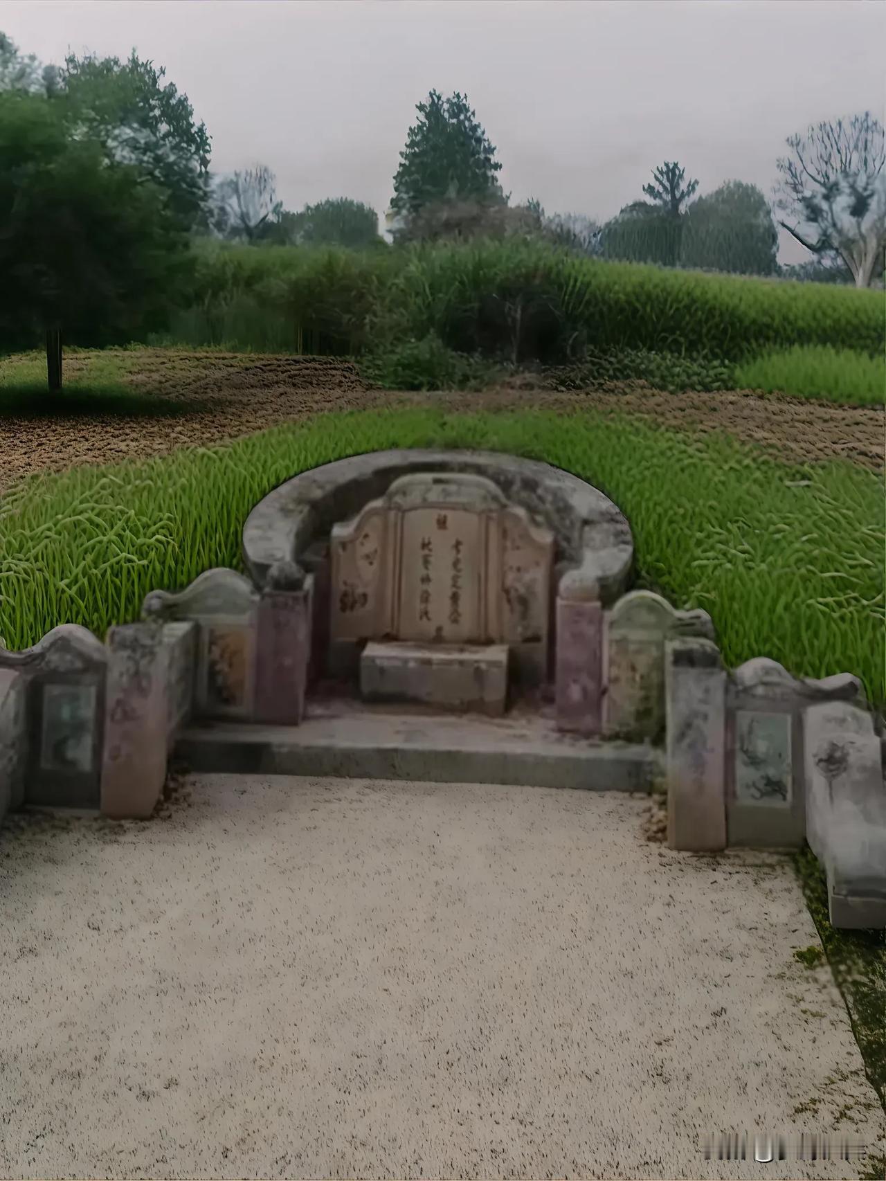 山顶上发现一座坟墓，据说当地人说这是一座风水宝地，叫白蚁坟，能纳财积福，财源滚滚