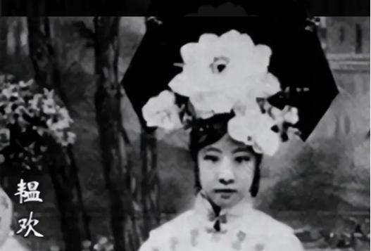 一场饭局上,曾经的天子竟认不出自己的亲妹妹。

1960年,周恩来总理请溥仪吃饭