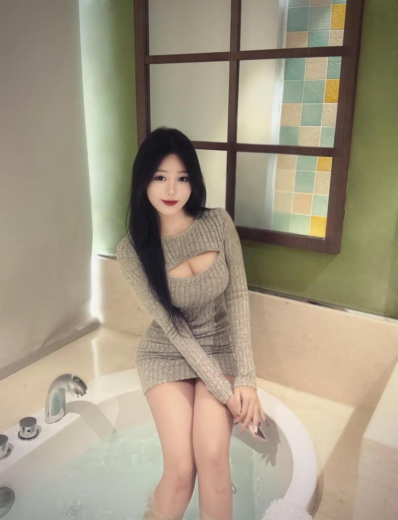 我年少 你飘渺 我们在爱的世界里面环绕浴室拍照 马上迎财神 纯欲天花板 过年催婚