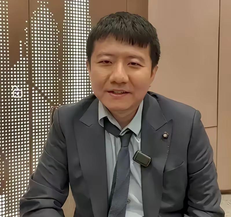 两位中国青年一块荣获菲尔兹奖，这再次有力证明: 凡西方白人能做到的，炎黄子孙也能