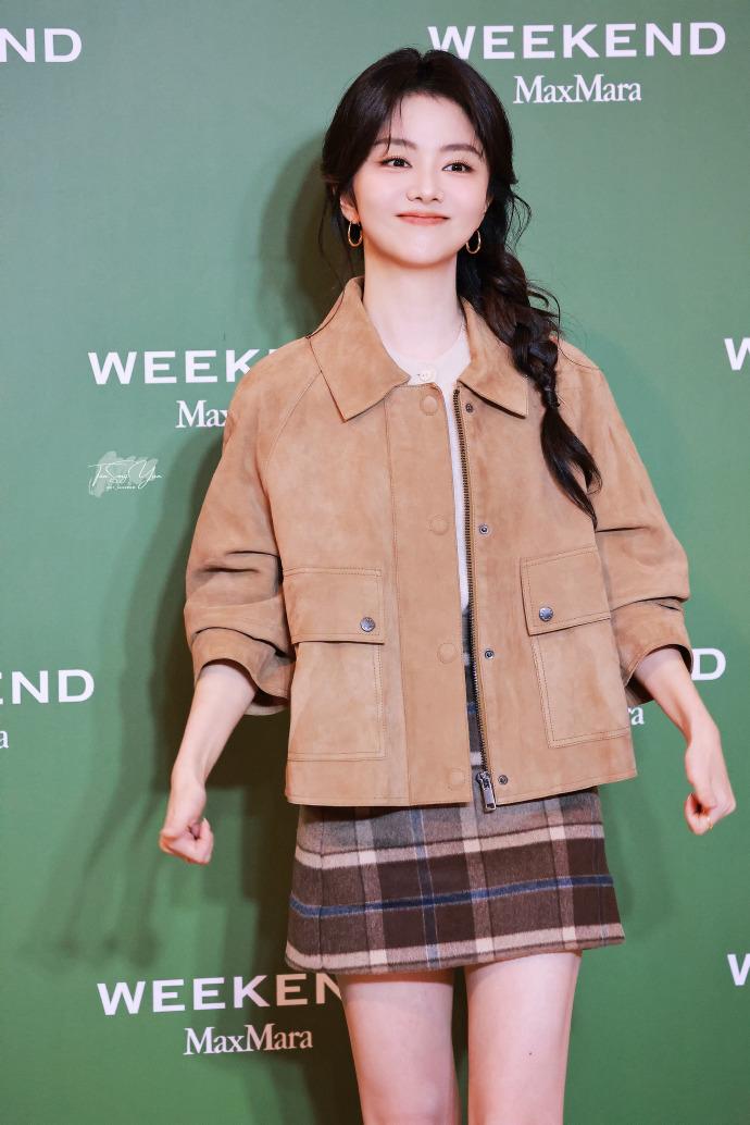 今天谭松韵在成都出席时尚活动，她这次搭配的很有秋日复古时尚风情，也显得好清纯。