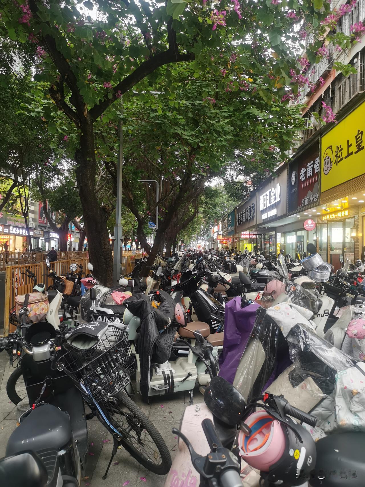 街头电机
马路杀手
一旦火情
不堪设想

街头电机本是便捷出行工具，却可能化身“