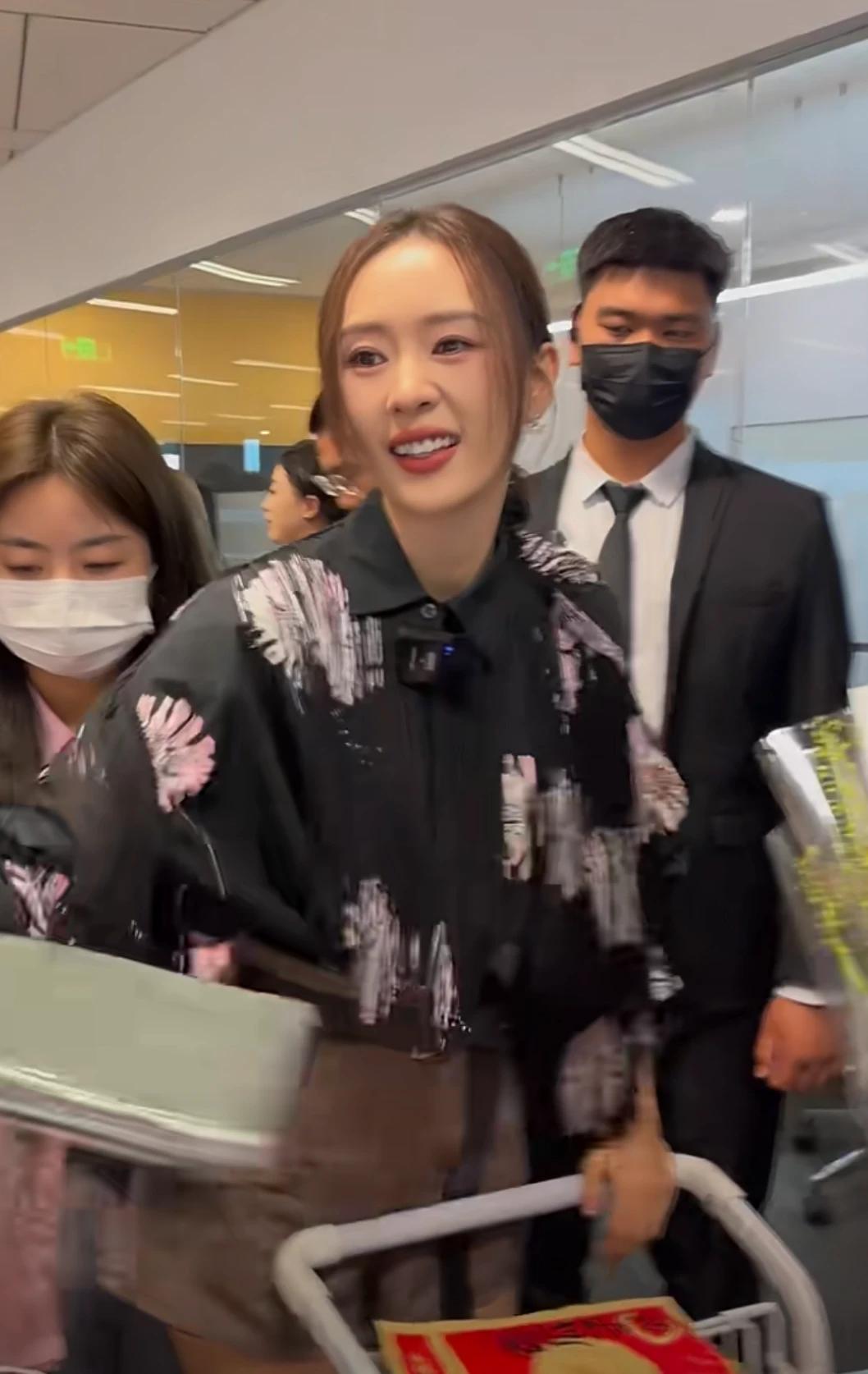 童瑶微暗之火扫楼生图
本人长得是真漂亮，真自然
真的长得好像章子怡啊！傻傻分不清