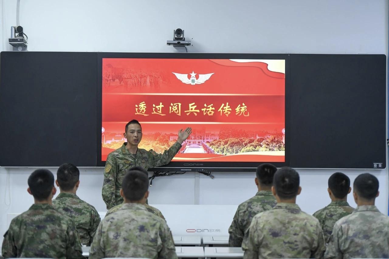 蔡明月，2013年9月入伍，现任某旅“强军精武红四连”班长。先后参加“纪念中国人