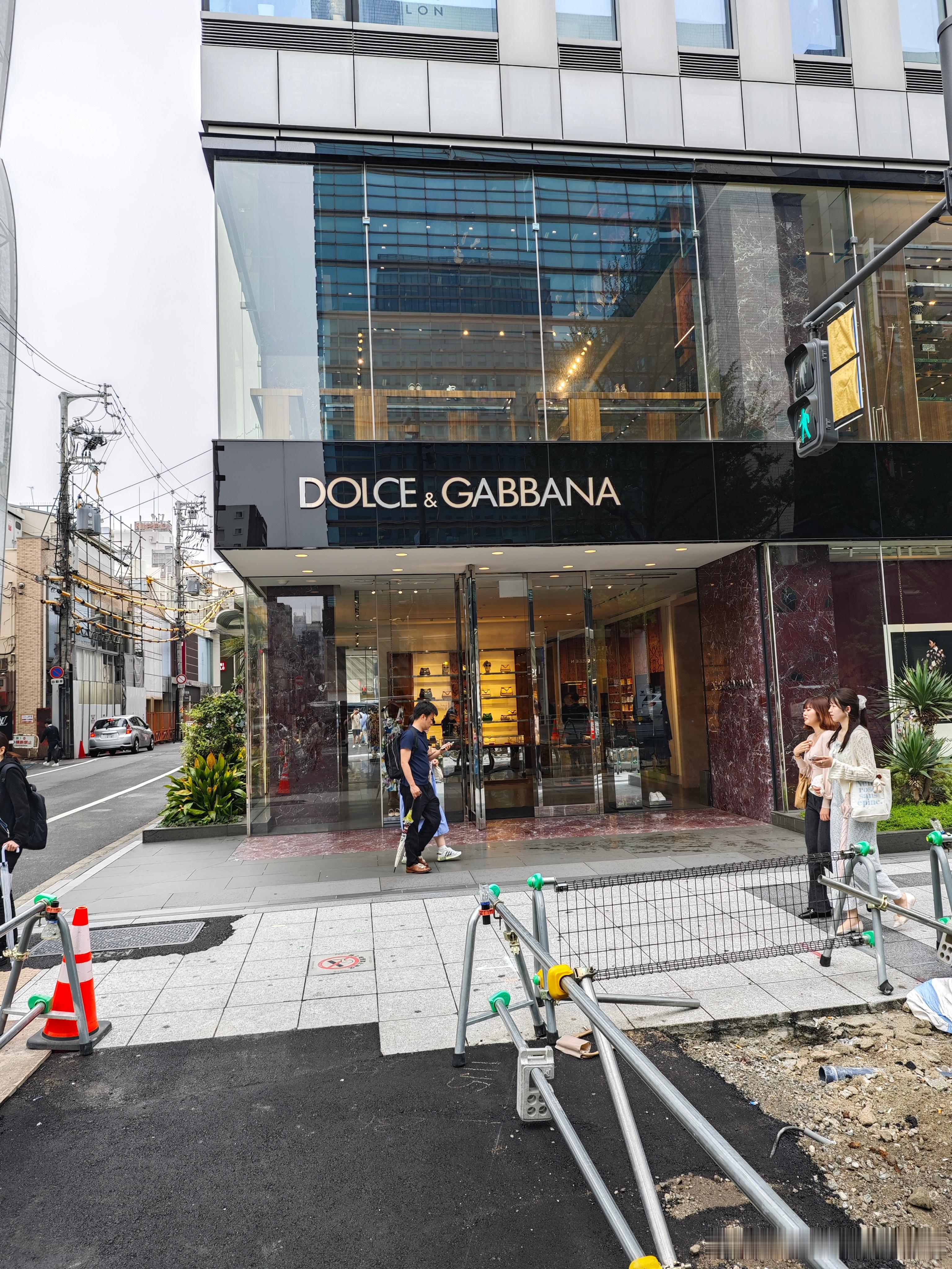大阪街头的LV人山人海，隔壁几米之外，被我们普遍抵制的杜嘉班纳店里基本没人。。。