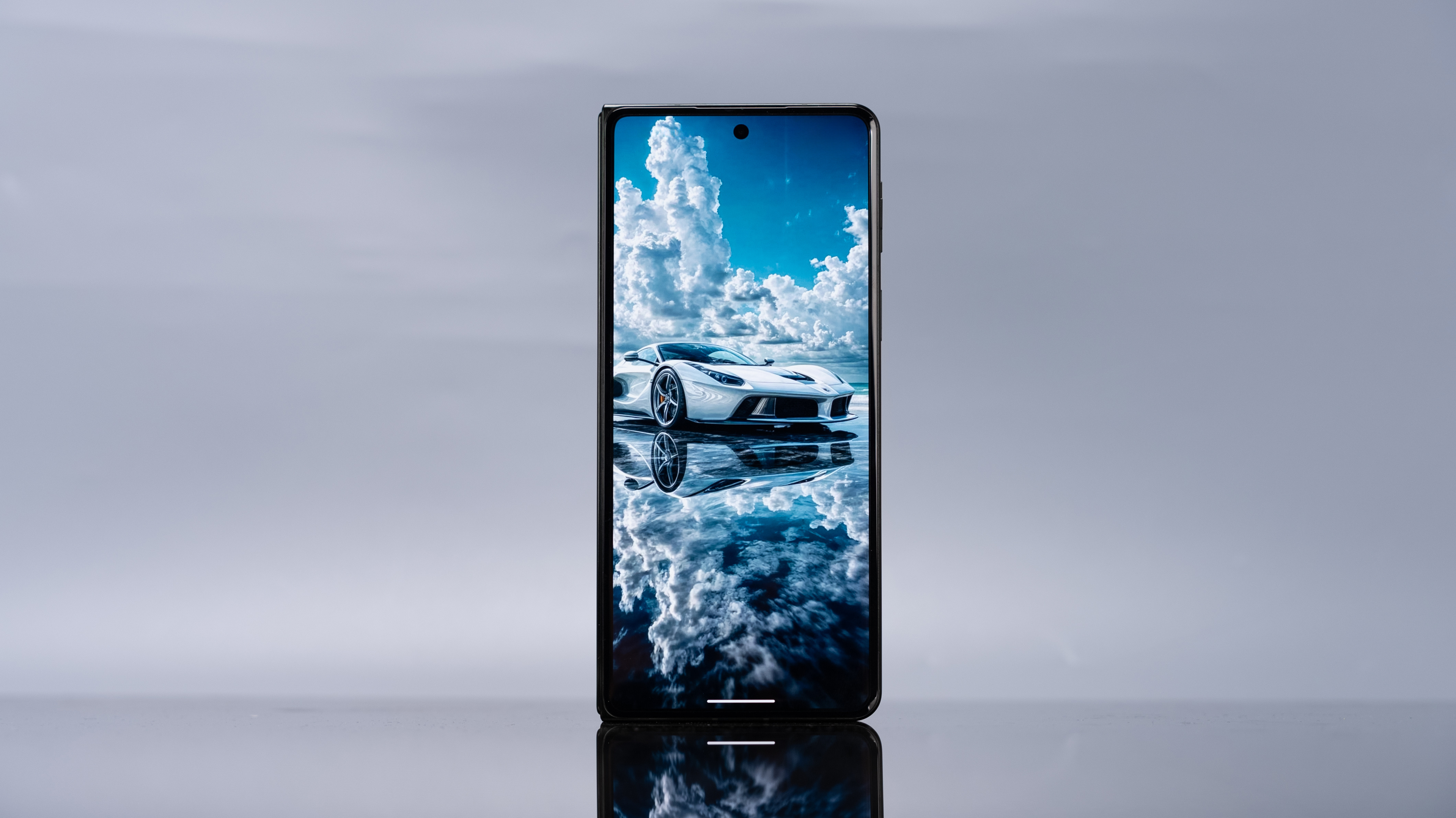 给联想moto首款大折叠AI手机:联想moto razr fold「绅墨雅黑」拍