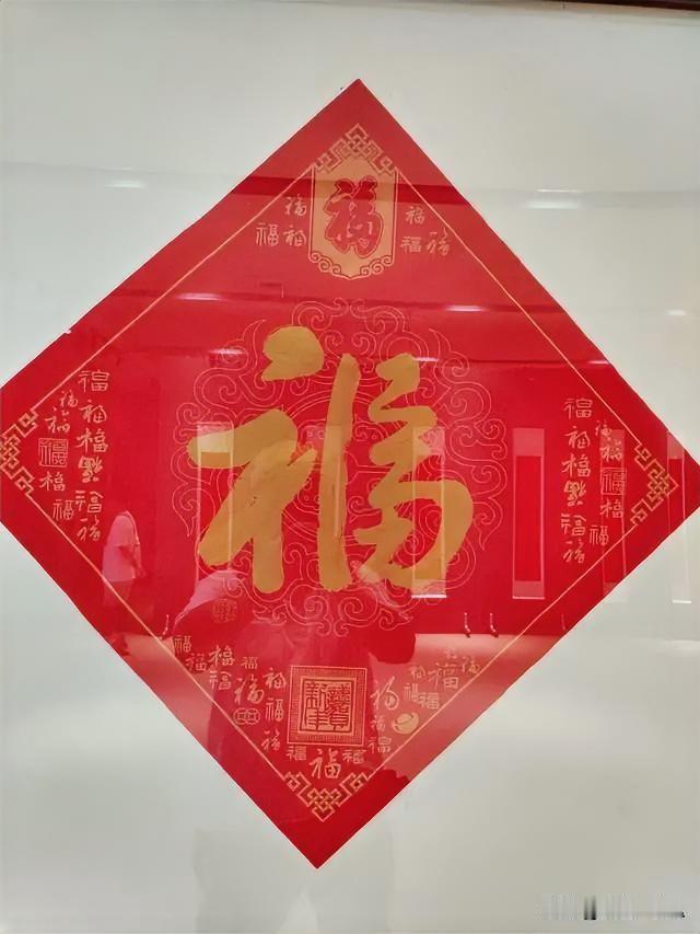 每座城市都有两个去处，在起着变压器的作用，一是年轻人去的图书馆，二是老年人去的棋
