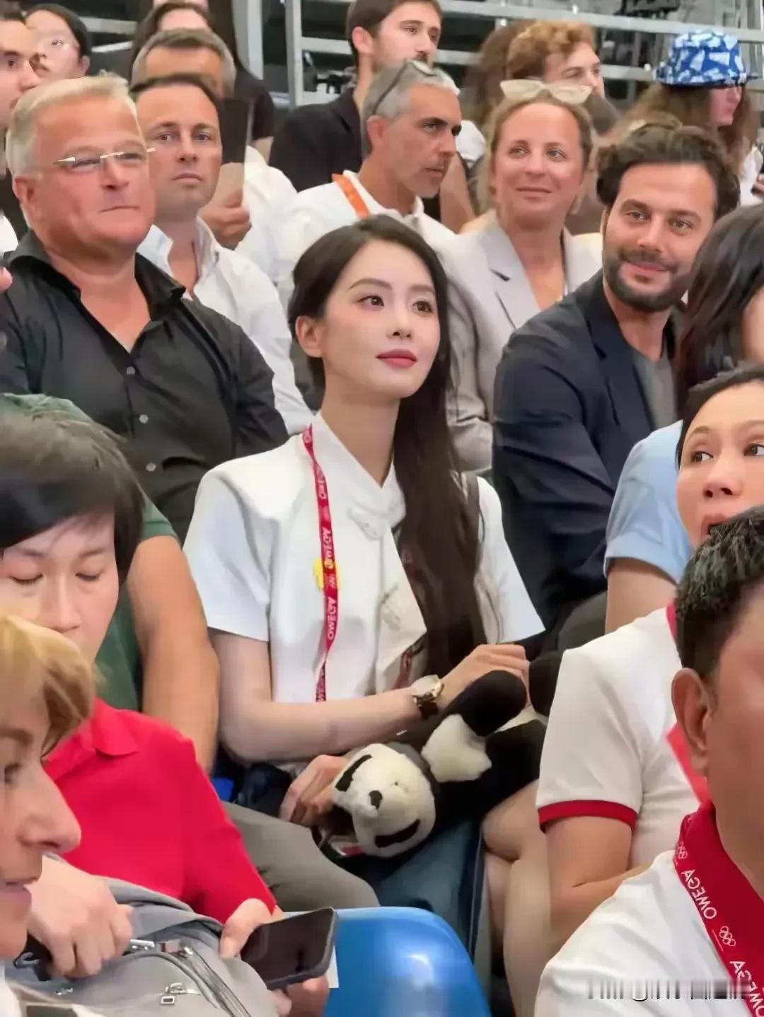 巴黎奥运会观众席上，一个漂亮的女观众引起了人们的注意。
这个女观众实在是太靓了，
