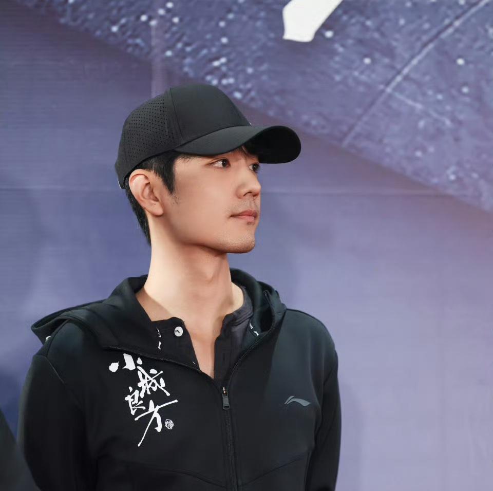 肖战《小城良方》开机，引众多网友围观！

这是肖战在《余生请多指教》后，再次扮演
