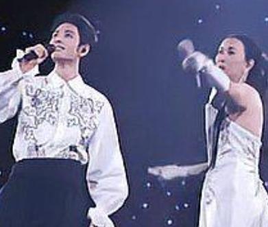 一曲唱哭两人。这一幕发生在2026年8月22日那英“我来，因为你在”巡回演唱会北