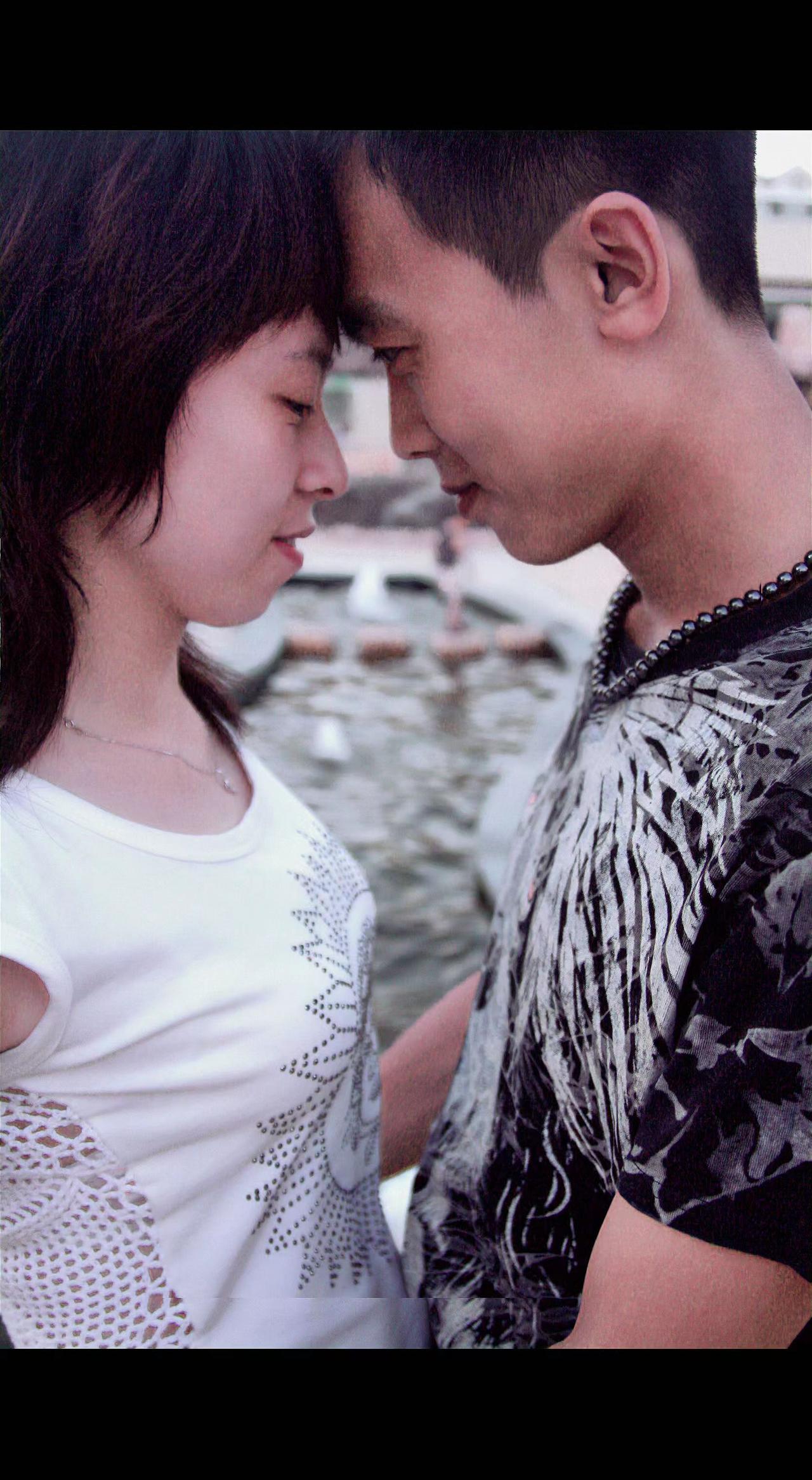 💑鼻尖碰着鼻尖，像两滴雨汇成涟漪🌊。喷泉在身后絮语，时光都慢成了糖🍬。