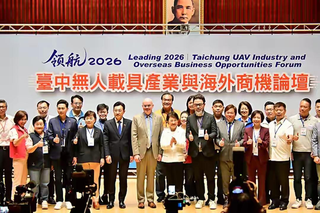 配合谷立言，卢秀燕推巨额军购预算，要把无人机打造成台湾的“护国神山”。
 
近日
