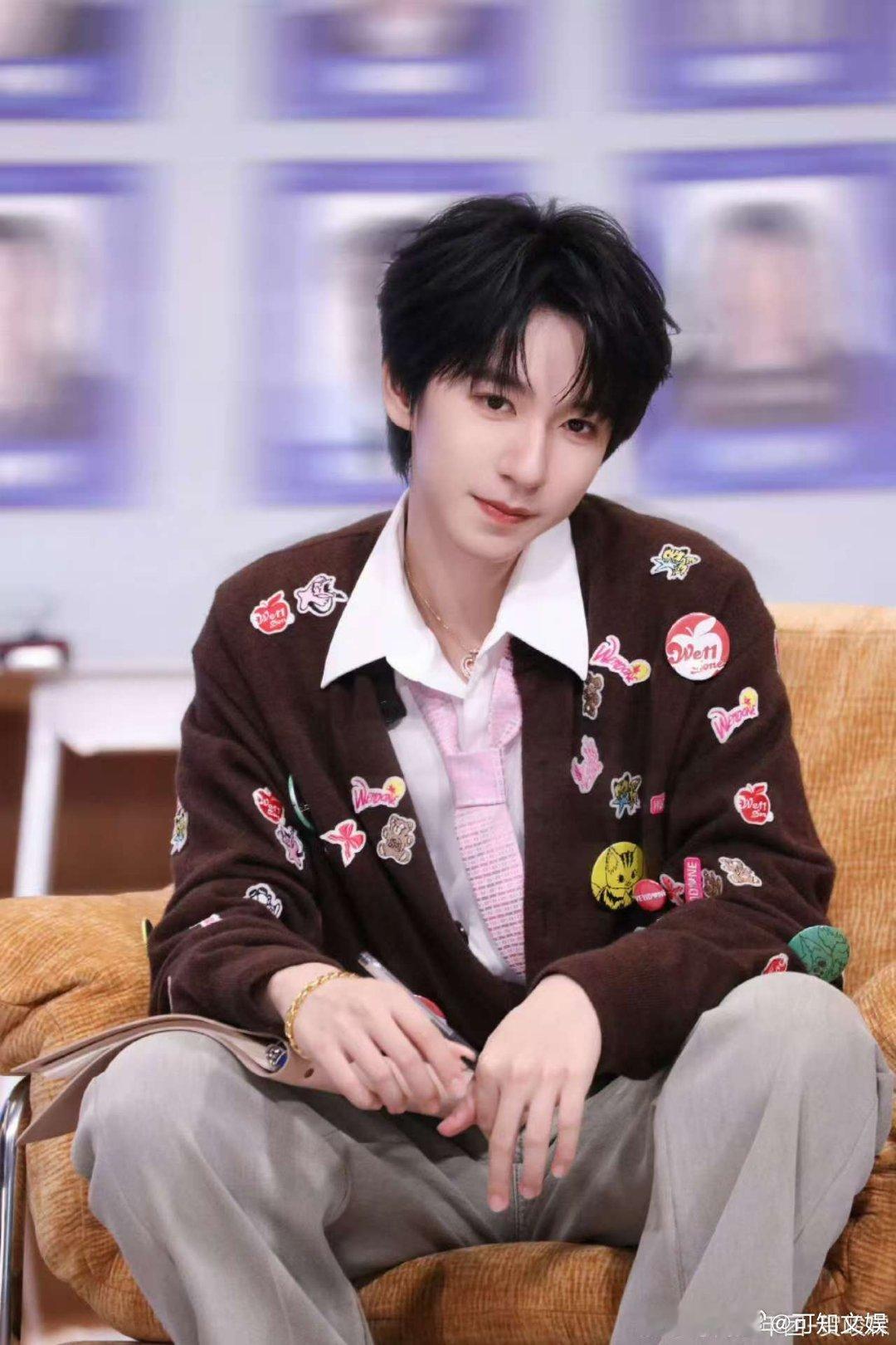 贺峻霖说自拍没拍好贺峻霖卖萌撒娇贺峻霖卖萌撒娇，说自拍没拍好，[色][色] ​​