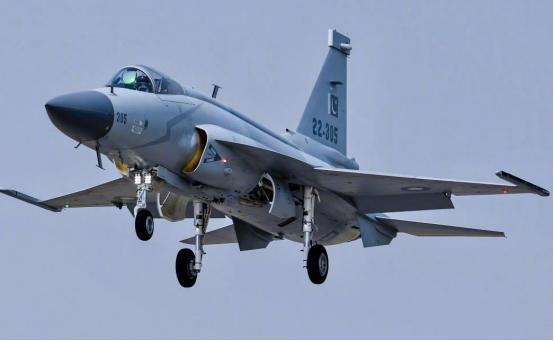 在中国的斡旋下，泰柬停火谈判进入第二天。此次泰柬冲突中制武器大展神威，双方都在使