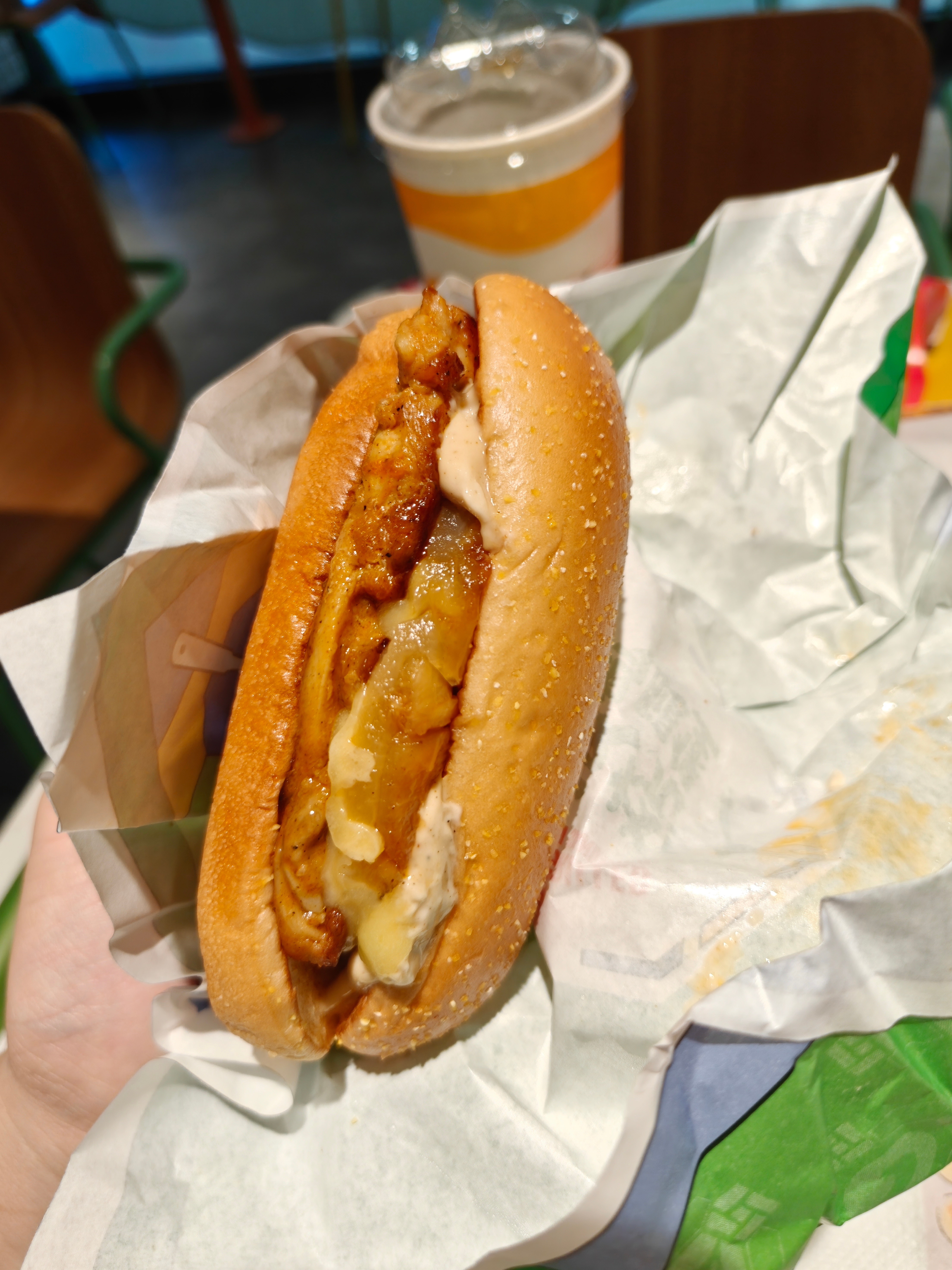 阿麦的新品还挺好吃的，浓浓的烧汁风味+菠萝很搭