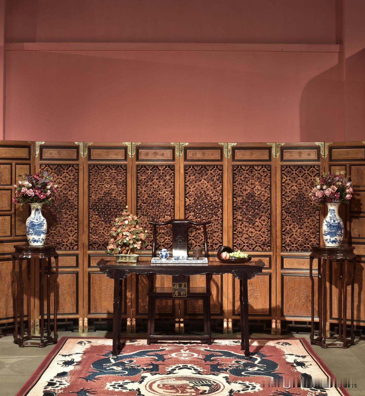 案雅何须大，花香不在多｜紫檀镶海黄翘头案
一屏一几，一器一物，皆是东方美学的诗意