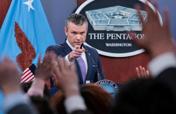 美国开始甩锅了。
外媒报道，美国战争部长赫格塞斯3月31日在一次简报会上称，美国