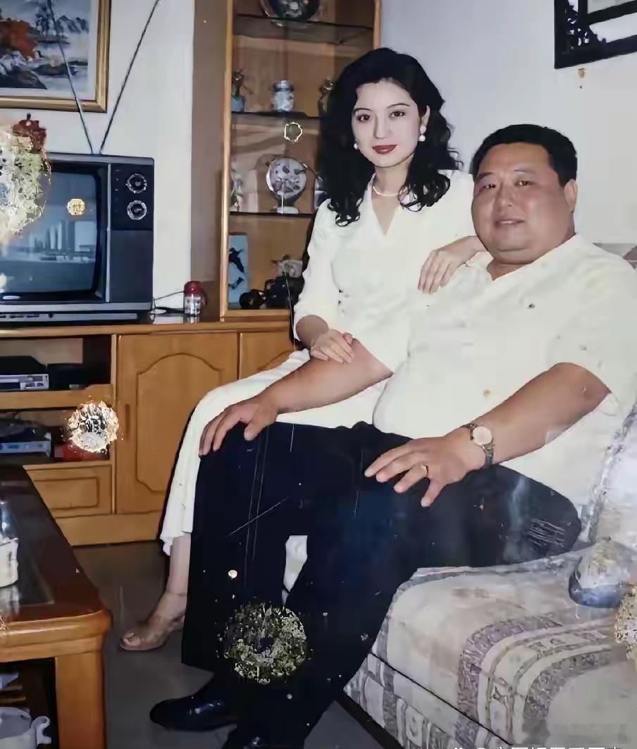 翻⁠出‏一张老照片‏‌‏，是90年‍﻿⁠代的‌‌夫妻俩。‌看背景里的家装和摆‍‍