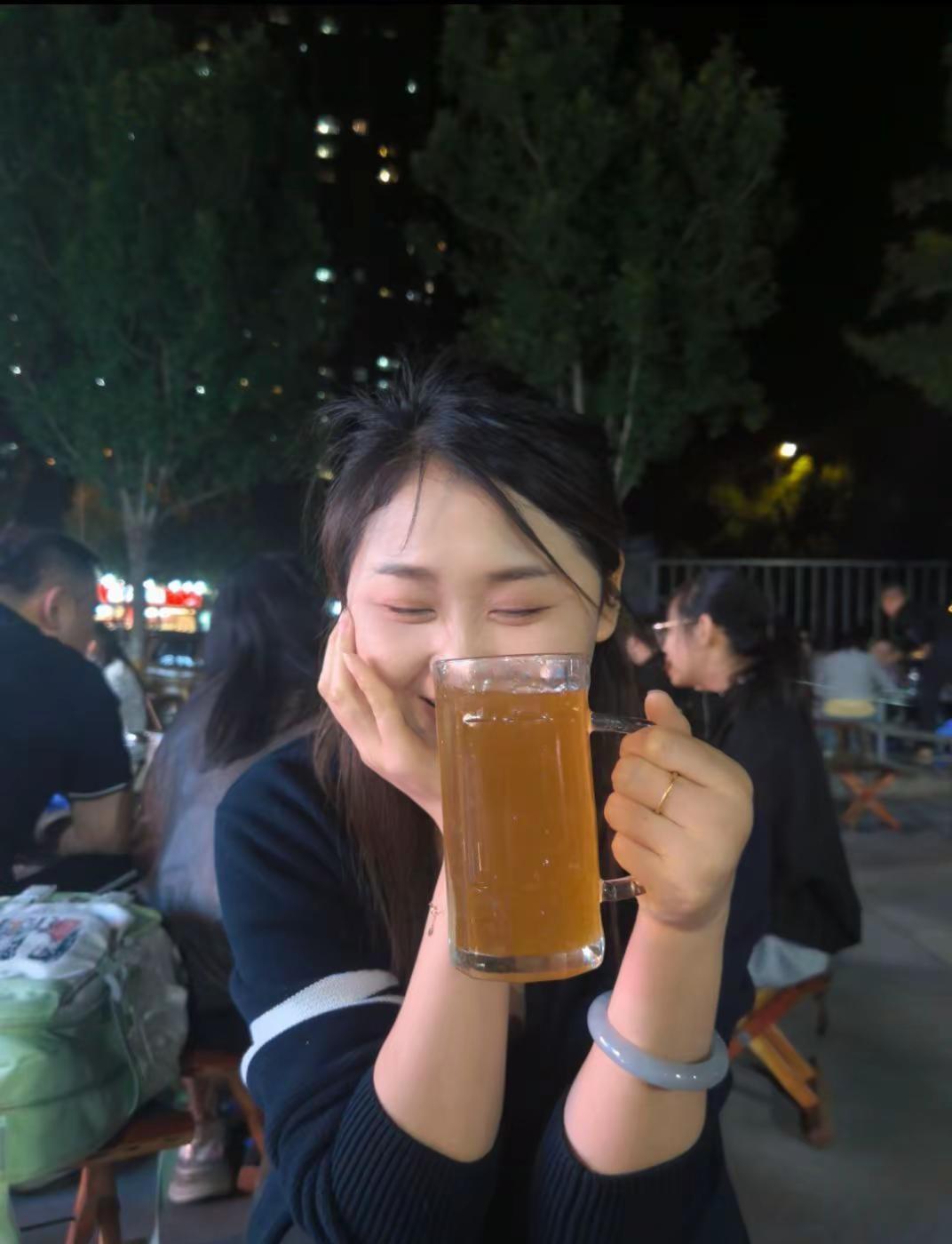 喝到微醺的时候 人就会变得柔软 感性 浪漫 想说的话在眼里 在酒里 在夜里 借着