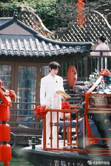 李卿来清明上河园了 天哪，昨天真的是很开心能够看到李卿来清明上河园了，穿着纯白色