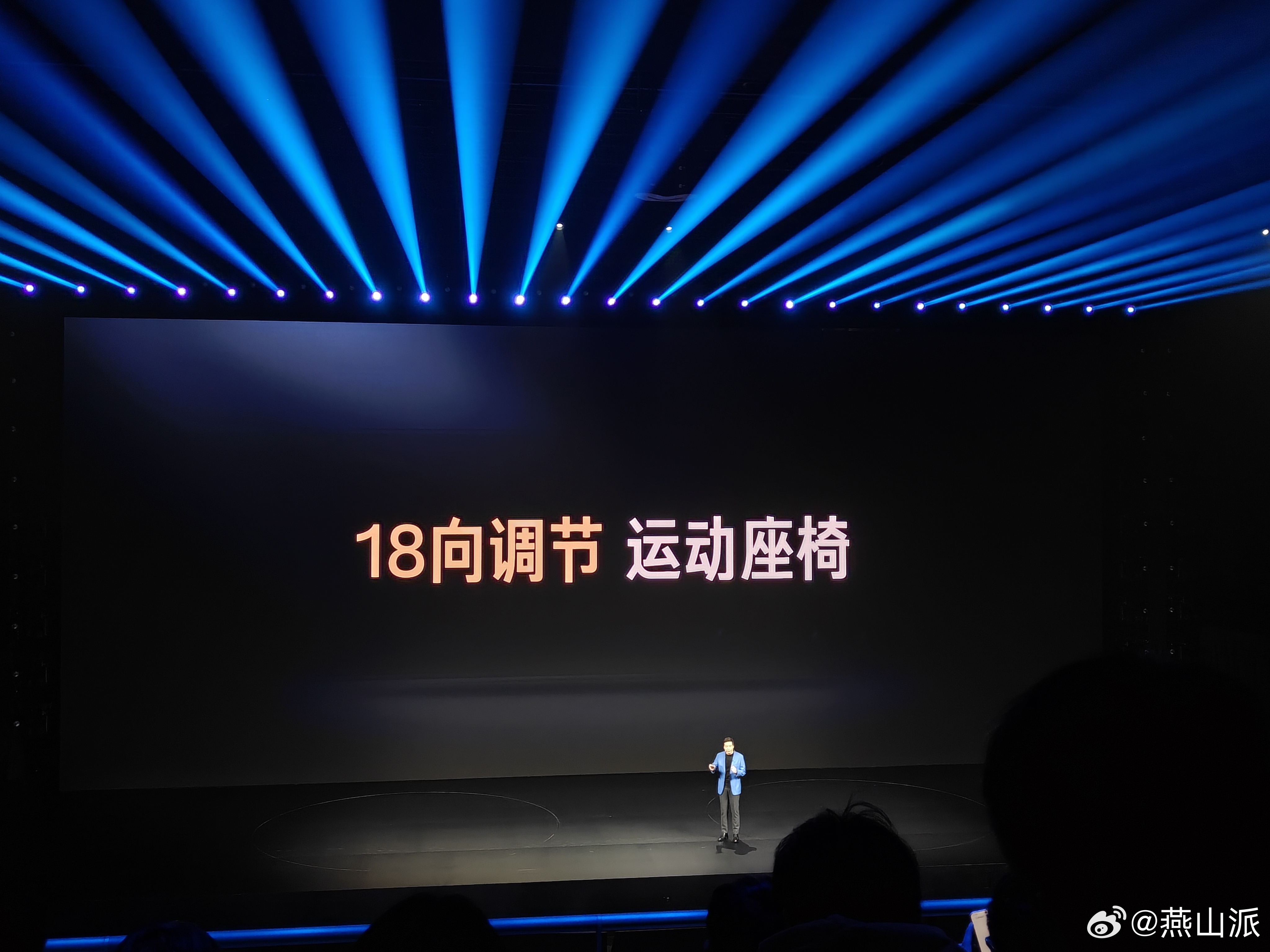 小米新SU7这次的车漆颜色和内饰配色依旧很多。外观上，采用全新进气格栅，前后摄像