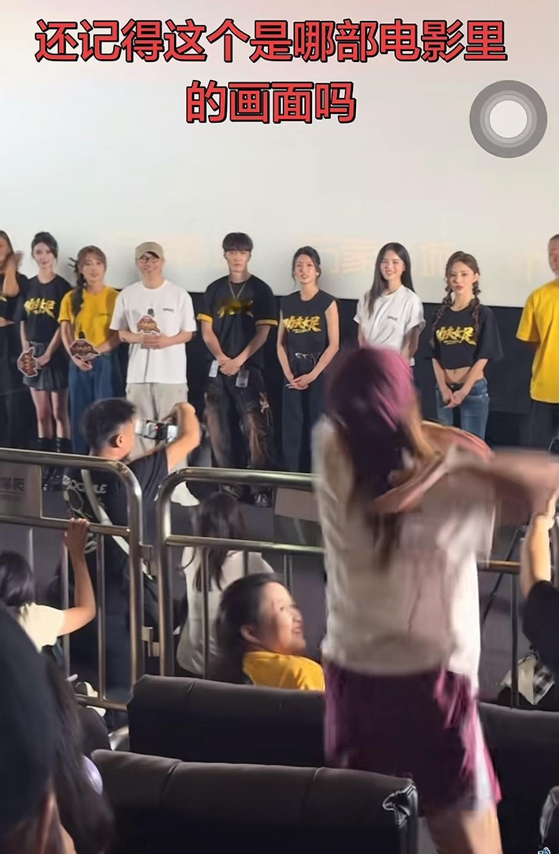 周星驰空手抓粉丝抛出的爱心，握在手里看一下然后揣兜里，这套动作那个味还在，哎呀他